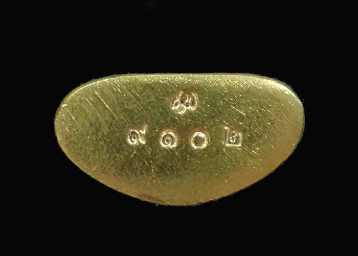 สมเด็จนางพญาเรือนแก้ว รุ่นประวัติศาสตร์ธงชัยจอมราชันย์ วัดนางพญา พิษณุโลก ปี 2563 เนื้อชนวน หมายเลข 9102 ขนาดพระสูง 4 ซ.ม. พร้อมกล่องเดิม