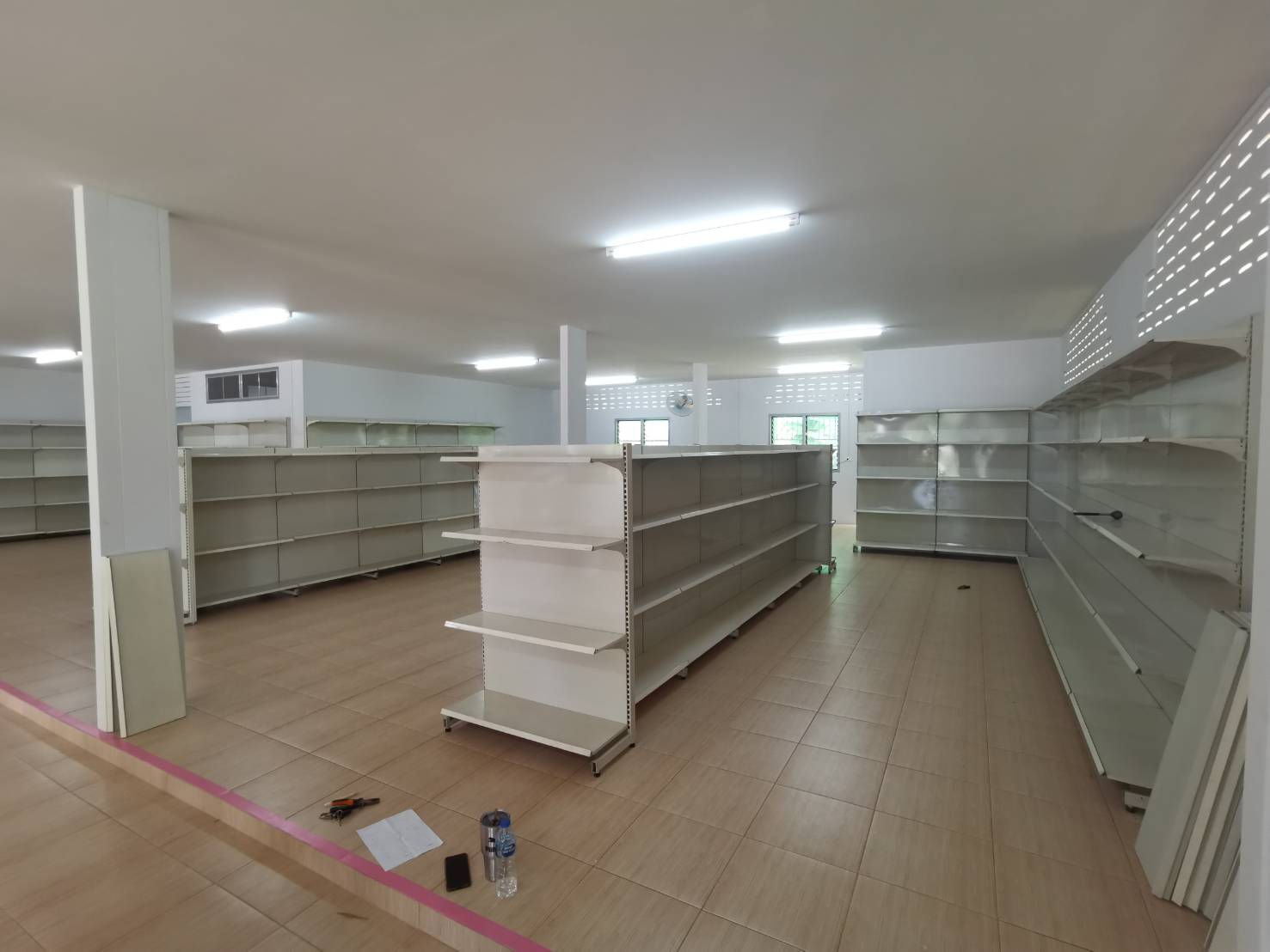 ลงชั้นวางสินค้าเพื่อเตรียมเปิดร้านสังฆภัณฑ์จำนวน 60 ชุด