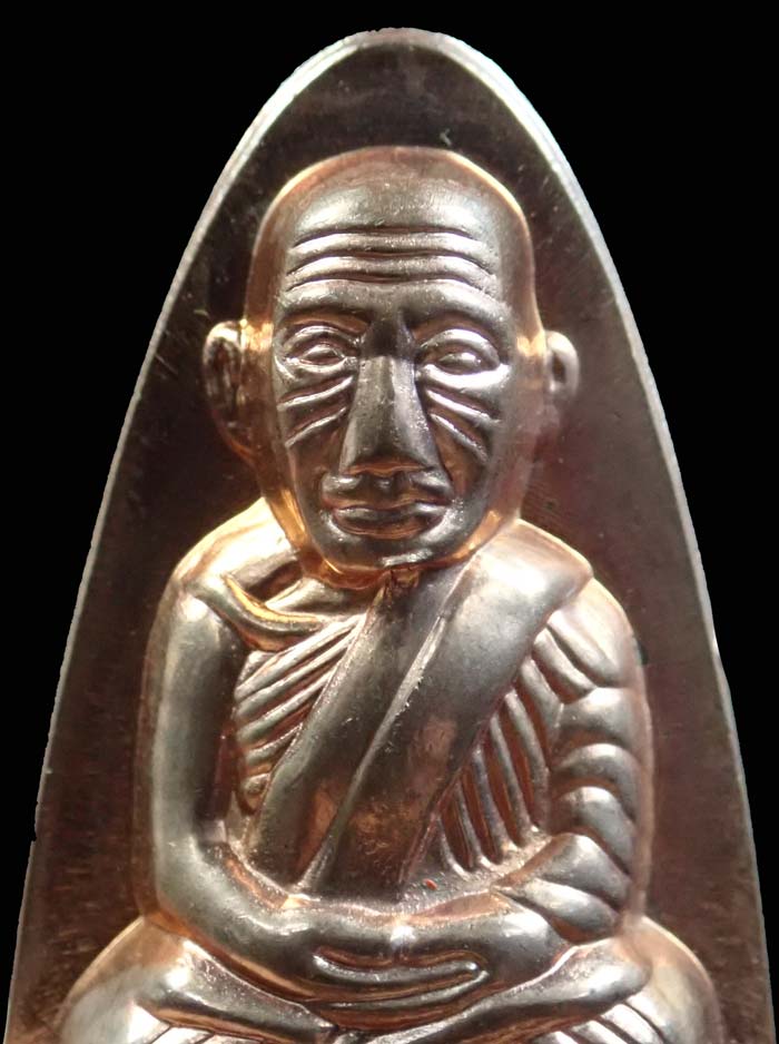 หลวงพ่อทวดหลังหนังสือ พิมพ์ใหญ่ รุ่นเสาร์5 มหาสิทธิโชค ปี 2553 เนื้อทองแดงผิวไฟ อุดเงิน (กรรมการ) หมายเลข 1172