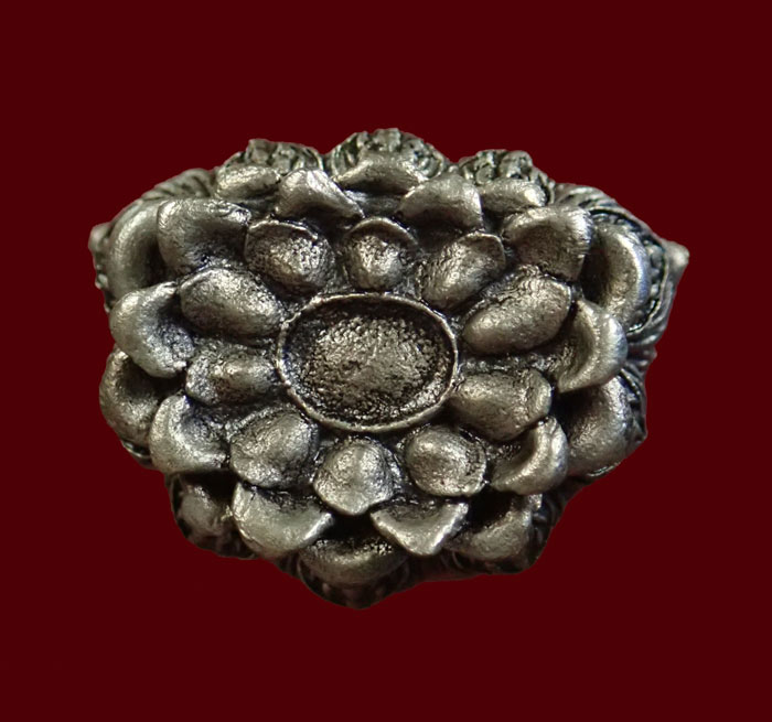 รูปหล่อลอยองค์พุทธศิลป์หลวงพ่อทวด ฐานบัว 4 ชั้น รุ่นปาฎิหาริย์สองโพธิสัตว์ เนื้อไวท์บราส รมดำซาติน พร้อมกล่องและการ์ดประจำองค์พระ