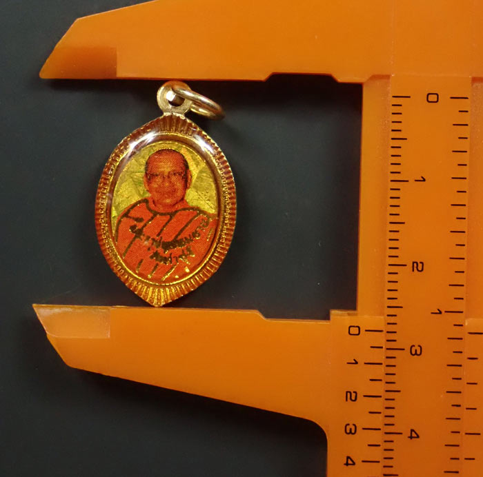 ล็อกเก็ตของวันเกิด (รุ่นสุดท้าย) ด้านหน้าสมเด็จองค์ปฐม ด้านหลังหลวงพ่อฤาษีลิงดำ วัดท่าซุง จ.อุทัยธานี ปี 2535