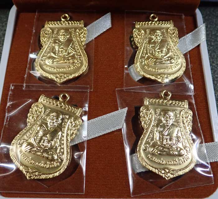 *ชุดกรรมการ 4 เหรียญ* เหรียญเสมาหลวงพ่อทวด รุ่น432ปีชาตกาล ปี2557 4 เหรียญ 4 บล็อก บล็อก 2 จุดรัดประคตเต็ม บล็อก 2 จุดรัดประคตข้างเดียว บล็อก 3 ขีดใน รัดประคตข้างเดียว บล็อกช้างปล้อง รัดประคตเต็ม เนื้อกะไหล่ทอง (แจกกรรมการ) ตอกโค๊ตกรรมการพิเศษ