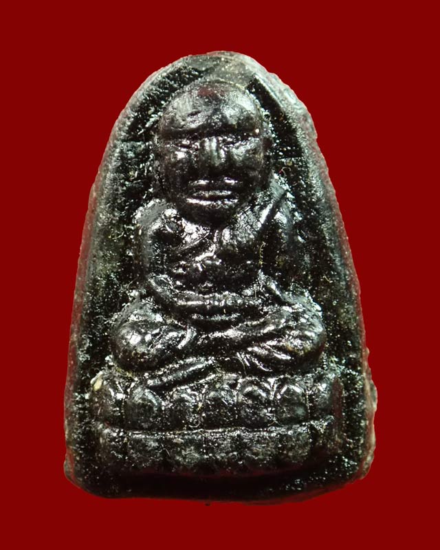 หลวงปู่ทวด รุ่นวิเศษ60 อาจารย์นอง วัดทรายขาว ปัตตานี ปลุกเสก ปี 2541 เนื้อว่านคลุกรักฝังเม็ดข้าวสารดำ พิมพ์ใหญ่ สร้างเพียง 1000 องค์ ขนาดพระสูงโดยประมาณ 2.5 ซม.