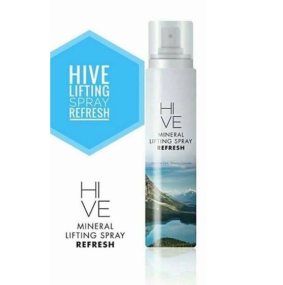 Hive Mineral Lifting Spray สูตร Refresh ใช้กลางวัน ไฮฟ สเปรย์น้ำแร่ ยกกระชับผิวหน้า จากแหล่งน้ำแร่ล้ำค่าอันดับ 1 ของโลก ธารน้ำแร่บริสุทธิ์อายุ 2 ล้านปี ช่วยยกกระชับผิวหน้า ให้ผิวออร่า สว่าง กระจ่างใส รูขุมขนกระชับ เพิ่มความยืดหยุ่น และชุ่มชื้น ควบคุมความม