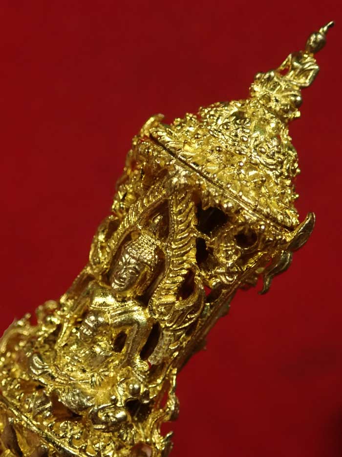 งานฉลุตะกรุด รุ่นนักรบไทย อาจารย์ปกรณ์ วัดถ้ำผาแด่น จ.สกลนคร ปลายยอดเป็น "พระยอดภูผาแด่น" ด้านหน้าเป็น "พระพุทธชินราชและหลวงปู่ทวด" ด้านหลัง "สมเด็จพระนเรศวรทรงช้างยุทธหัตถี"