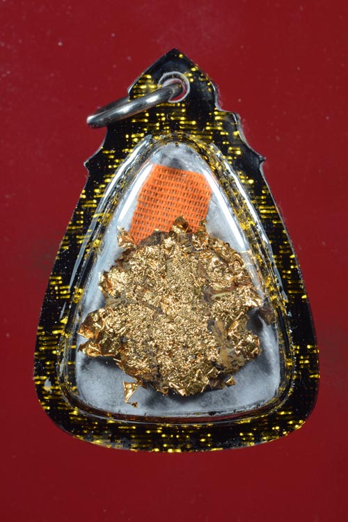 เหรียญหล่อเนื้อตะกั่วจารมือ พ่อท่านเอื้อม วัดบางเนียน จ.นครศรีธรรมราช (พิมพ์สามเหลี่ยม)