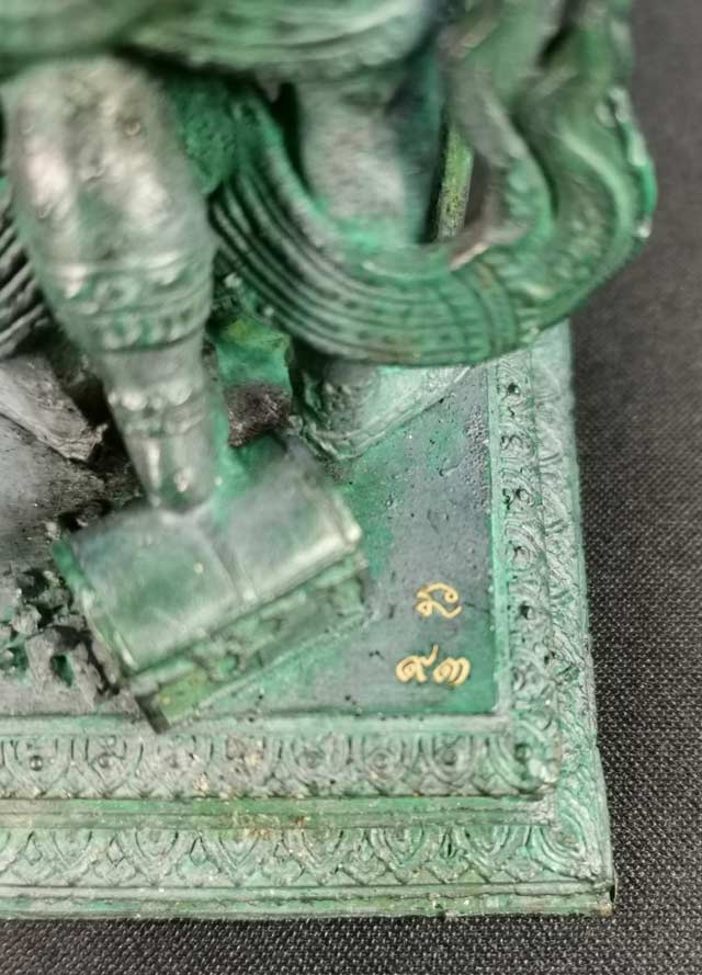 ท้าวเวสสุวรรณตรีพระเพลา เนื้อโลหะเคลือบพาทิน่าเขียวมรกต ขนาดสูง 5 นิ้ว (รวมฐาน) จำนวนการสร้าง 599 องค์ ปี 2555