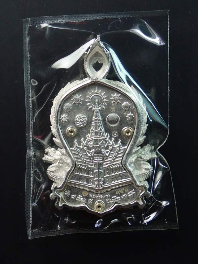 เหรียญพุทธศิลป์ฉลุ 3 ชิ้น หลวงพ่อโสธร จ.ฉะเชิงเทรา รุ่นเจริญพร ปี 2555 เนื้อเงิน พิมพ์ใหญ่ หมายเลข 951 ขนาดพระสูง 4.7 ซ.ม. พร้อมกล่องเดิม