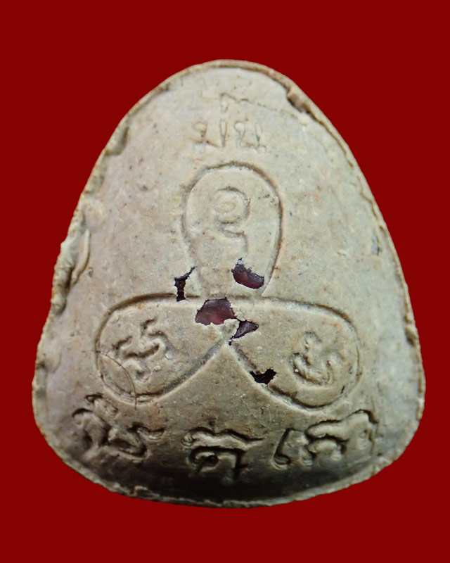 พระปิดตาปุ้มปุ้ยหลวงปู่ม่น วัดเนินตามาก จ.ชลบุรี เนื้อเกสรผสมเกศาหลวงปู่ ด้านหลังฝังพลอย ปี 2536