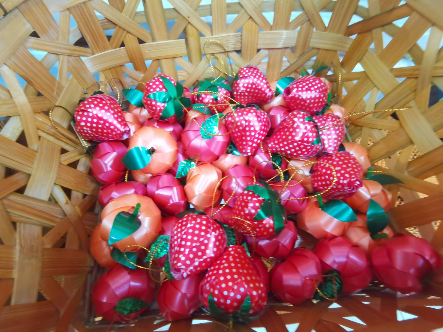 เหรียญโปรยทานผลไม้