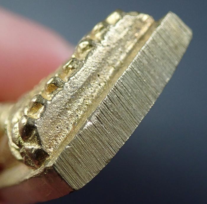 *โค๊ตชัด จมูกโด่ง สภาพสวยสมบูรณ์* หลวงพ่อทวดหลังเตารีด พิมพ์ใหญ่ รุ่นสร้างโรงพยาบาลโคกโพธิ์ วัดช้างให้ จ.ปัตตานี ปี 2539 เนื้อทองทิพย์ ขนาดพระสูง 3.4 ซ.ม. พร้อมกล่องเดิม