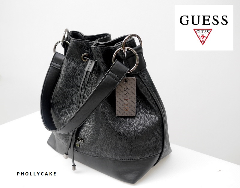กระเป๋า GUESS DRAWSTRING BUCKET BAG WITH STRAP ขนมจีบ PChome Thai