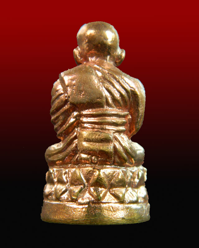 รูปหล่อลอยองค์หลวงปู่ทวด พิมพ์บัวรอบ วัดทรายขาว ปัตตานี รุ่นนิรันตราย ปี 2558 เนื้อทองแดงผิวไฟ (ตั้งบูชาหน้ารถได้ครับ)