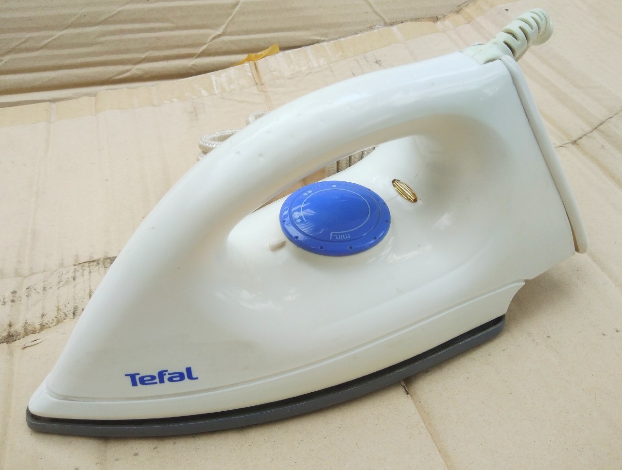 เตารีดไฟฟ้า Tefat รุ่น FS1540 กำลังไฟฟ้า 1,000 - 1,200 วัตต์ รุ่นเคลือบพิเศษ