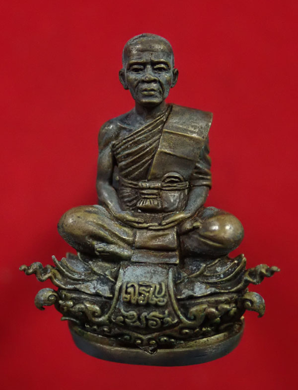 *เปิดต่ำจอง/ราคาจอง 3599 บาท* พระกริ่งพุทธศิลป์ (รุ่นแรก)หลวงพ่อคูณ วัดบ้านไร่ รุ่นเจริญพร ๑๙ ปี 2557 เ นื้อนวะก้นเงิน หมายเลข 98 พร้อมกล่องผ้าไหม/บัตรประจำองค์พระและปลอกกระดาษ (ครบชุด)