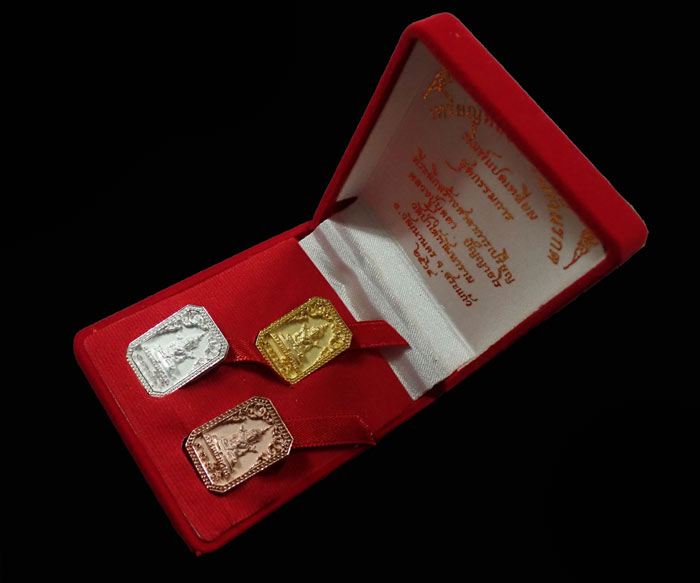 เหรียญหล่อพระแก้วมรกต หลวงปู่บุดดา วัดป่าใต้พัฒนาราม จ.สระแก้ว ปี 2564 พิมพ์แปดเหลี่ยม ชุดกรรมการ 3 องค์ เนื้อชุบทอง หมายเลข 139 เนื้อชุบเงิน หมายเลข 20 เนื้อชุบนาก หมายเลข 156