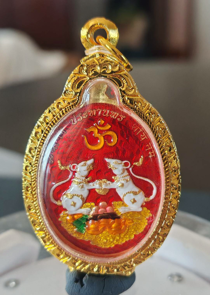 เหรียญพระพิฆเนศ รุ่นประทานพร หลวงปู่อิ่ม ปัญญาวุโธ วัดทุ่งนาใหม่ นครศรีธรรมราช เนื้อชุบทองคำแท้ พิเศษ คุ้ยพื้นลงยาธงชาติ ลงยาเครื่องทรงหลังลงยาเต็มสูตร พระอยู่ในชุดลุ้นเลข 111 - 999 องค์นี้หมายเลข 666