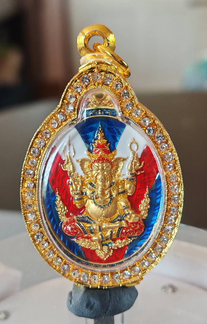 เหรียญพระพิฆเนศ รุ่นประทานพร หลวงปู่อิ่ม ปัญญาวุโธ วัดทุ่งนาใหม่ นครศรีธรรมราช เนื้อชุบทองคำแท้ พิเศษ คุ้ยพื้นลงยาธงชาติ ลงยาเครื่องทรงหลังลงยาเต็มสูตร พระอยู่ในชุดลุ้นเลข 111 - 999 องค์นี้หมายเลข 666
