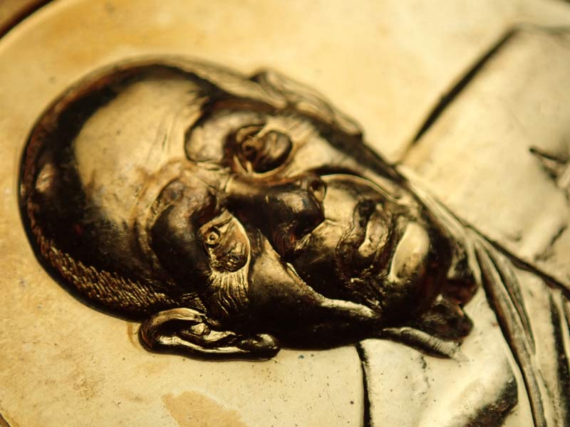 เหรียญหลวงปู่แผ้ว ปวโร วัดรางหมัน จ.นครปฐม รุ่นพิเศษลายพระหัตถ์ (เราสู้) ปี 2555 เนื้อทองแดง