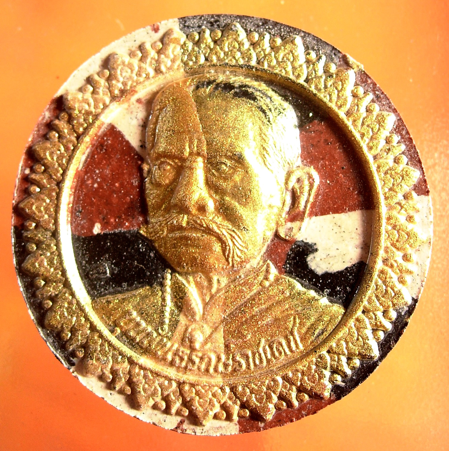 เหรียญขุนพันธ์สะท้านแผ่นดิน รุ่น ที่ระลึกครบรอบ ๑ ปี แห่งการอนิจกรรม มีทั้งเหรียญและเนื้อว่าน