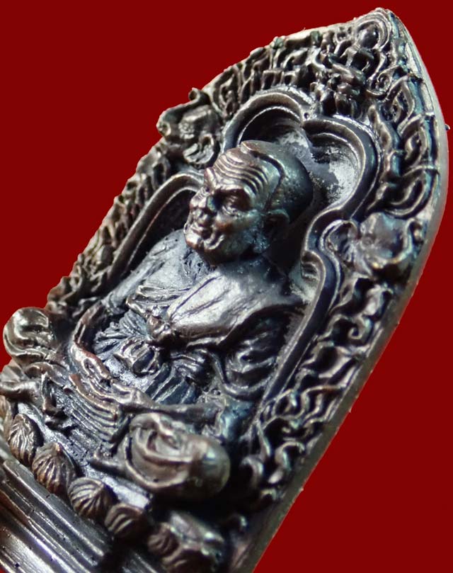 รูปหล่อเตารีด (ลายกนกคชสาร) หลวงพ่อทวด พ่อท่านเขียว วัดห้วยเงาะ ปัตตานี รุ่นกลันตัน54 ปี 2554 เนื้อทองแดงมันปู (สูงประมาณ 3.4 ซ.ม.)