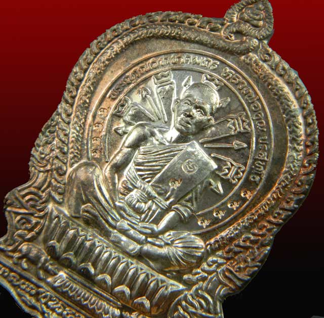 * 1ใน 199 * เหรียญนั่งพานชนะมาร2 หลวงพ่อคูณ วัดบ้านไร่ ปี 2557 เนื้อนวะ โค๊ต ๙รอบ