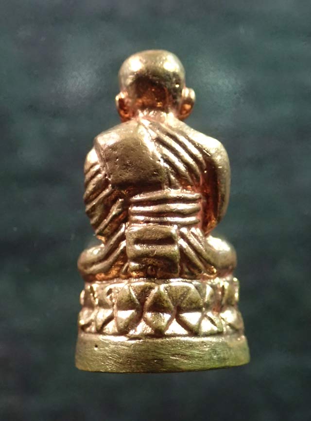 รูปหล่อลอยองค์หลวงปู่ทวด พิมพ์บัวรอบ วัดทรายขาว ปัตตานี รุ่นนิรันตราย ปี 2558 เนื้อสำริดขัดยาแดง หมายเลข 617 พระสูงประมาณ 3.2 ซม. สามารถตั้งบูชาหน้ารถได้ครับ