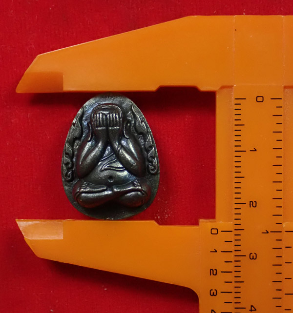 พระปิดตตาหล่อโบราณ รุ่นรวย เงิน ทอง หลวงพ่อรวย วัดมาบตาพุด จ.ระยอง ปี 2566 เนื้อเหล็กน้ำพี้ หมายเลข 155 (แม่เหล็กดูดติด)