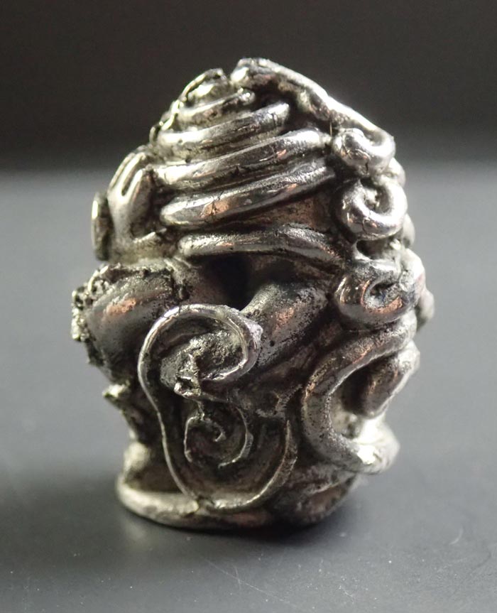 *เลขสวย 848* พระปิดตาในครรภ์ พ่อท่านเขียว วัดห้วยเงาะ ปัตตานี รุ่นกลันตัน54 ปี 2554 เนื้อปัญจะโลหะผิวพรายเงิน หมายเลข 848 (สูงประมาณ 2 ซ.ม.)