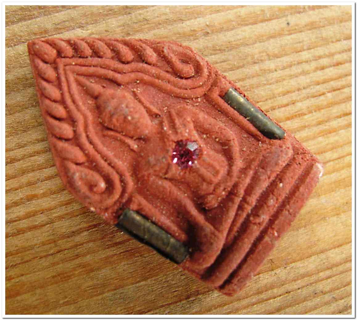 พระขุนแผน เนื้อแดงว่านสบู่เลือด รุ่น "บ่วงสื่อเฮง เฮงหมื่นเรื่อง" วัดพระบรมธาตุ จ.นครศรีธรรมราช ปี 2541 ขุนพันธ์ ฯ ปลุกเสก ฝังพลอยเสก ตะกรุดคู่