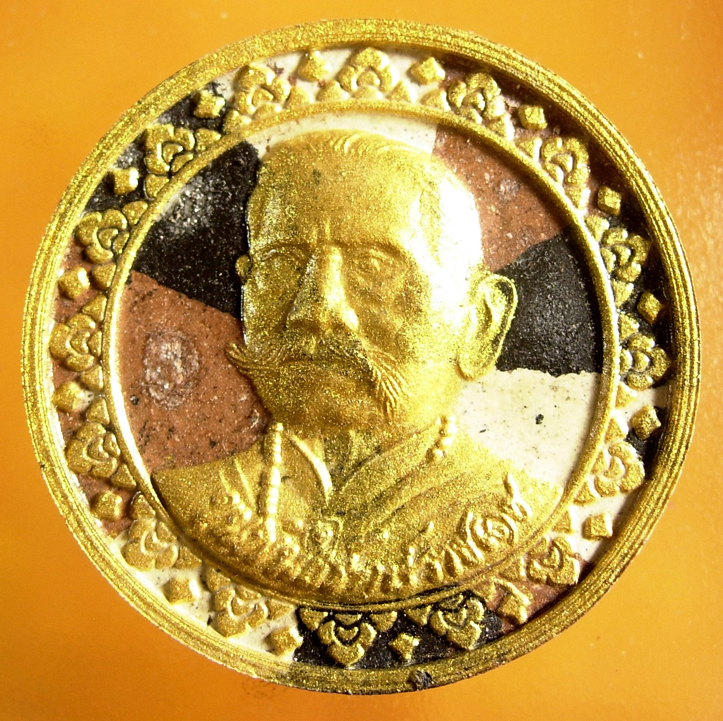 เหรียญขุนพันธ์สะท้านแผ่นดิน รุ่น ที่ระลึกครบรอบ ๑ ปี แห่งการอนิจกรรม มีทั้งเหรียญและเนื้อว่าน