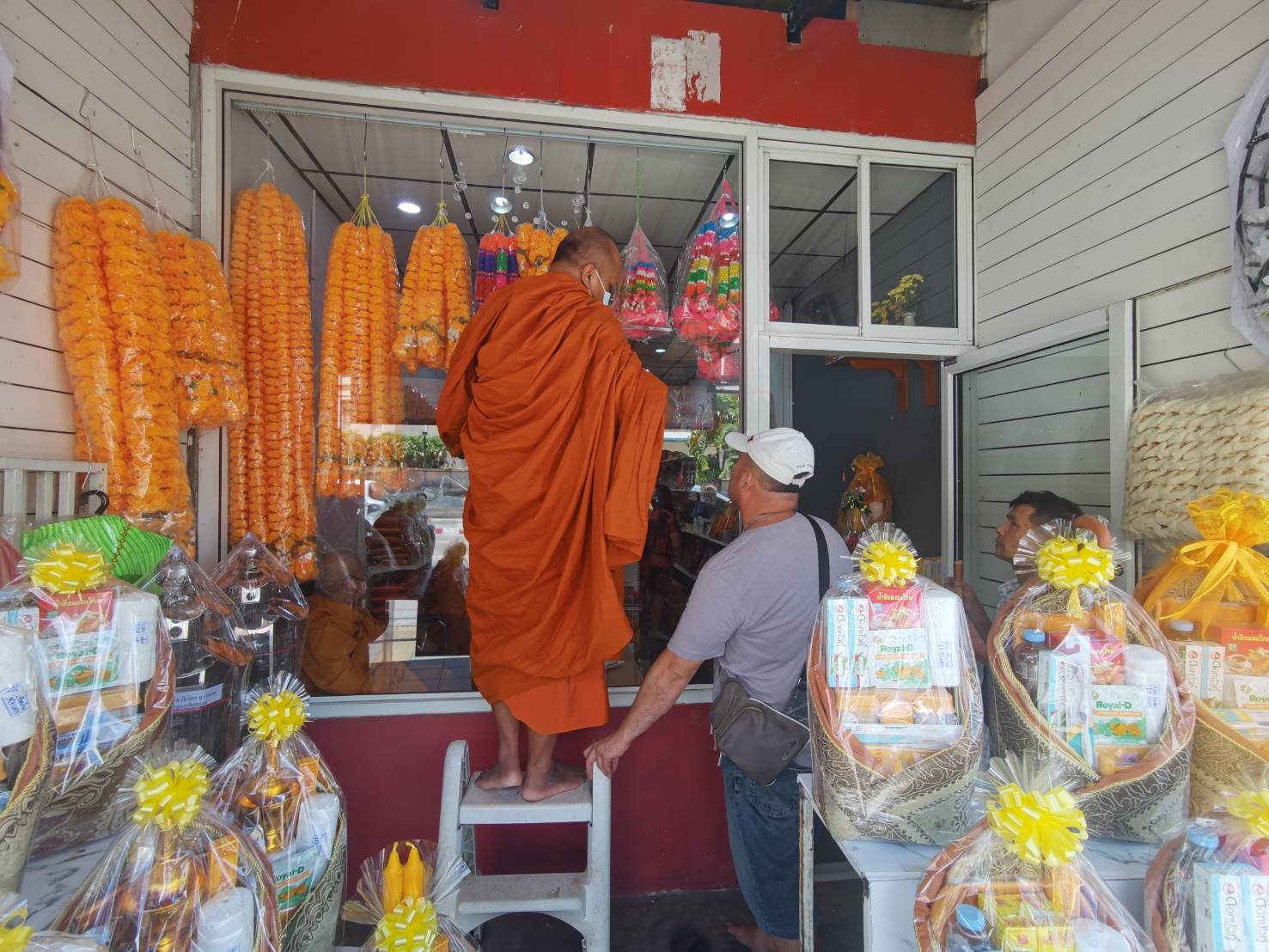 เปิดร้านสังฆภัณฑ์ นวลจันทร์ กรุงเทพฯ