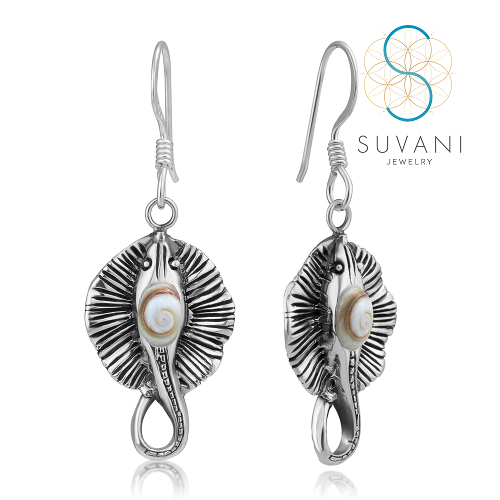 SUVANI เงินแท้ 92.5% ต่างหูปลากระแบน ฝังด้วยเปลือกหอย Shiva eye สีขาว ต่างหูเงินแท้