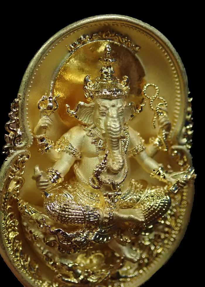 เหรียญพระพิฆเนศ รุ่นสุขสำเร็จรวย ปี 2563 พระมหาสุรศักดิ์ วัดประดู่ จ.สมุทรสงคราม ปลุกเสก เนื้อทองระฆังพ่นทรายขัดเงา (องค์จริงสวยเหมือนทองคำ) ขนาดพระสูงประมาณ 3.8 ซ.ม. พร้อมกล่องเดิม