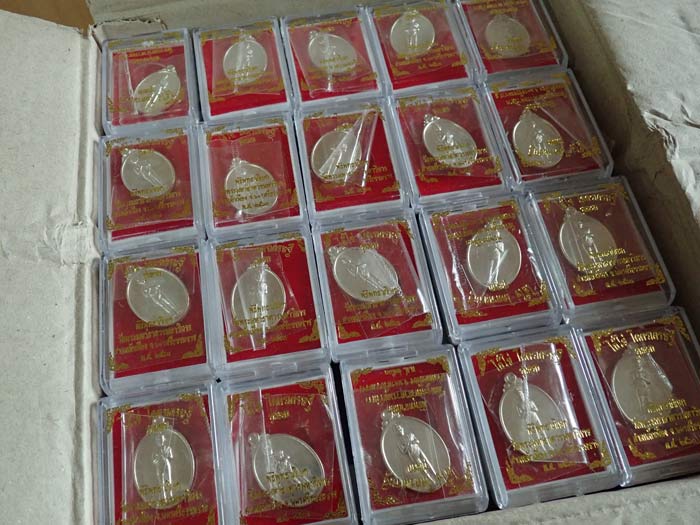 * ยกลัง 100 เหรียญ* เหรียญไอ้ไข่ รุ่นโคตรเศรษฐี พิมพ์นิยม (รุ่นแรก) วัดพระมหาธาตุวรมหาวิหาร ศาลหลักเมือง จ.นครศรีธรรมราช ปี 2563 เนื้อนวะพลายเงิน