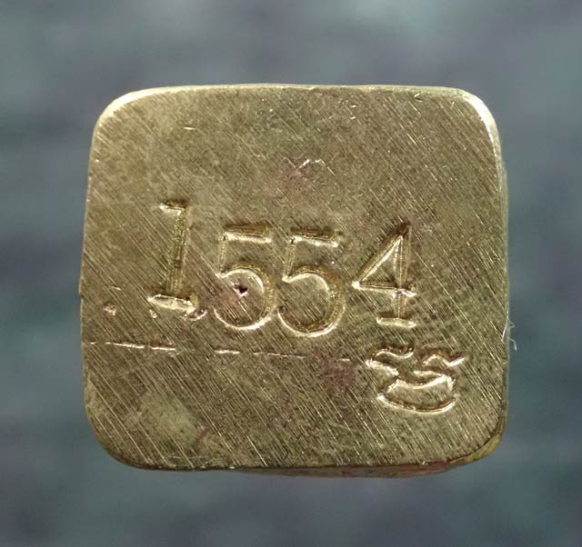 รูปหล่อโบราณหลวงปู่ทวด พิมพ์เบตงเลขใต้ฐานย้อนยุค วัดทรายขาว ปัตตานี รุ่นนิรันตราย ปี 2557 เนื้อสำริดเหลืองขัดยาแดง พระสูงประมาณ 2.8 ซม. สามารถตั้งบูชาหน้ารถได้ครับ