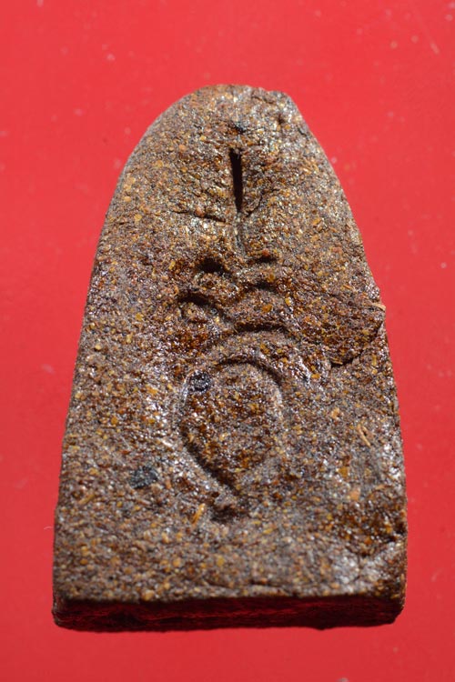 หลวงปู่คำพันธ์ วัดธาตุมหาชัย พิมพ์พระรูปเหมือนลอยองค์ เนื้อผงเกสร หลังเตารีด ปี 2538