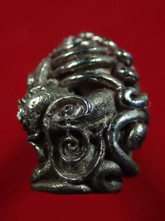 พระปิดตาในครรภ์ พ่อท่านเขียว วัดห้วยเงาะ ปัตตานี พ่อท่านเขียวอุปถัมภ์ (กลันตัน54) ปี 2554 เนื้อปัญจะโลหะผิวพรายเงิน หมายเลข 1144