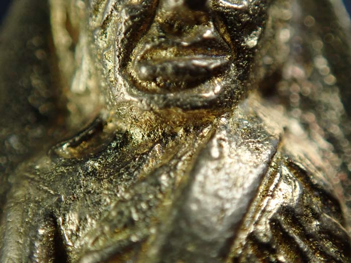 *โค๊ตชัด จมูกโด่ง สภาพสวยสมบูรณ์* หลวงพ่อทวดหลังเตารีด พิมพ์ใหญ่ รุ่นสร้างโรงพยาบาลโคกโพธิ์ วัดช้างให้ จ.ปัตตานี ปี 2539 เนื้อทองทิพย์ ขนาดพระสูง 3.4 ซ.ม. พร้อมกล่องเดิม