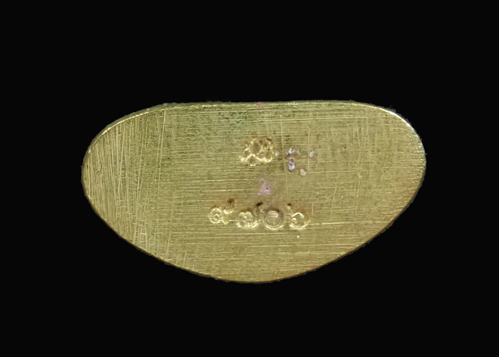 สมเด็จนางพญาเรือนแก้ว รุ่นประวัติศาสตร์ธงชัยจอมราชันย์ วัดนางพญา พิษณุโลก ปี 2563 เนื้อทองระฆัง หมายเลข 9706 ขนาดพระสูง 4 ซ.ม. พร้อมกล่องเดิม