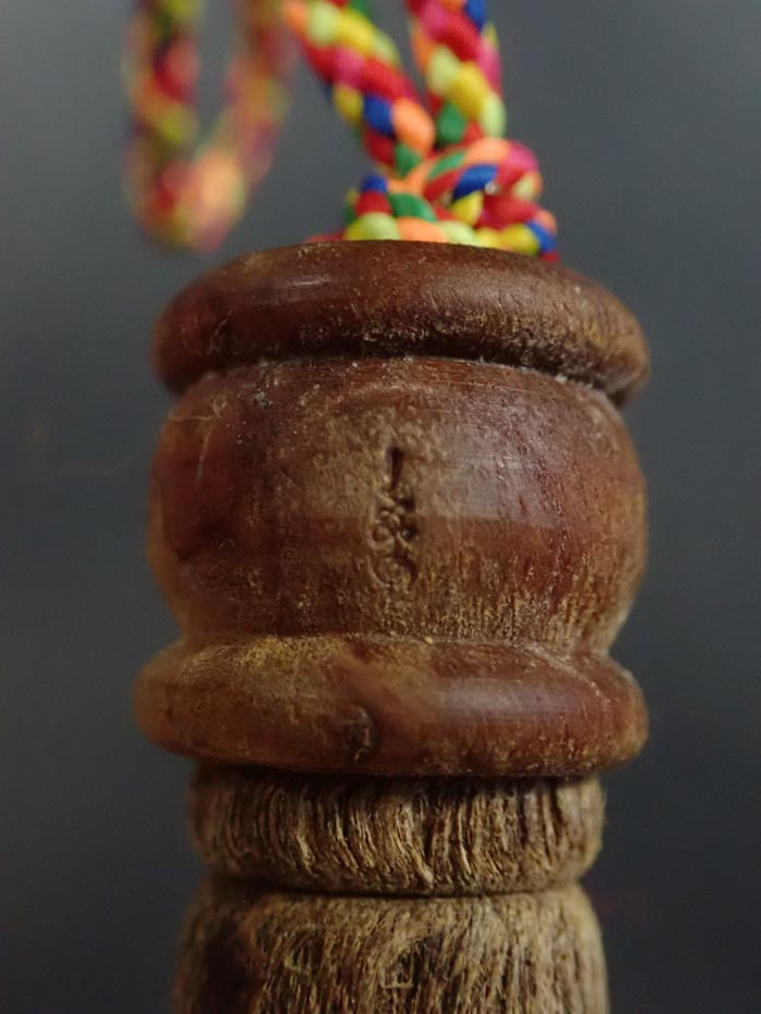 *หายาก* ลูกสะกดใหญ่ ไม้เสาหลักชัยองค์พ่อจตุคามรามเทพวิหารจังหวัดนราธิวาส ปี 2552 (มีโค๊ต) ขนาดสูง 4.5 ซ.ม. ซองเดิม