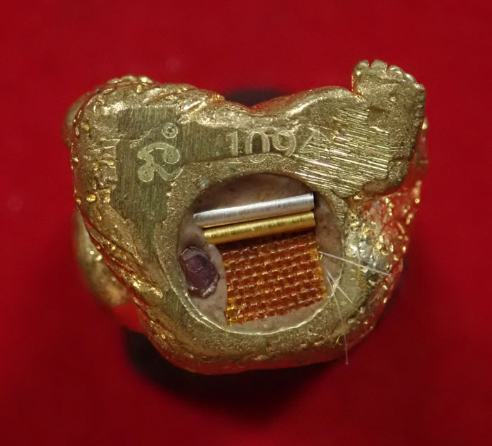 รูปหล่อขุนช้างเจ้าทรัพย์ พ่อท่านเขียว วัดห้วยเงาะ ปัตตานี รุ่นเพชรทักษิณ ปี2564 เนื้อบรอนซ์ทอง อุดชนวนเก่าฝังเม็ดพลอย/ตะกรุดทองคำและตะกรุดเงิน ติดจีวรเกศา หมายเลข 1094