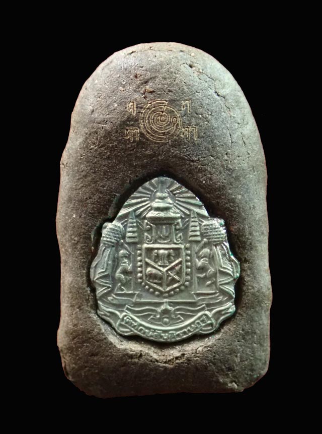 หลวงพ่อทวดเนื้อว่านดินกากยายักษ์ พิมพ์พระรอด ฝังตะกรุดเงิน (หลังตราแผ่นดิน) อาจารย์ทอง วัดสำเภาเชย ปี 2551 รุ่นพิทักษ์แผ่นดิน