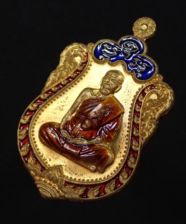 เหรียญเสมาพระครูมนูญสีลสังวร (หลวงพ่อแถม) วัดช้างแทงกระจาด เพชรบุรี รุ่นเพชรเศรษฐี ปี 2559 เนื้อสัตตะลงยา (กรรมการ) หมายเลข 417