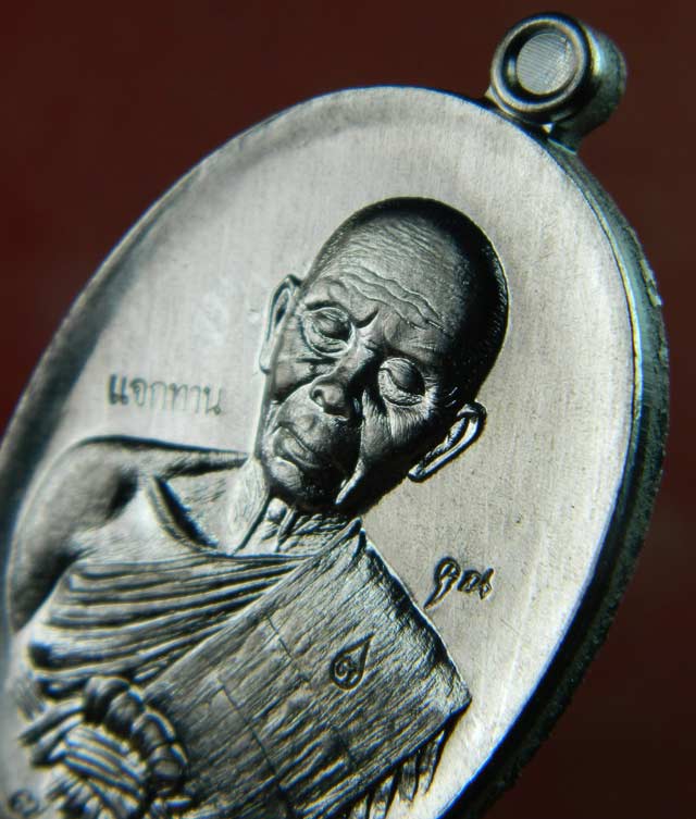 เหรียญรูปไข่ครึ่งองค์หลวงพ่อคูณ วัดบ้านไร่ รุ่นปาฏิหาริย์ EOD ปี 2556 เนื้อตะกั่ว (แจกทาน) สร้าง 2557 เหรียญ