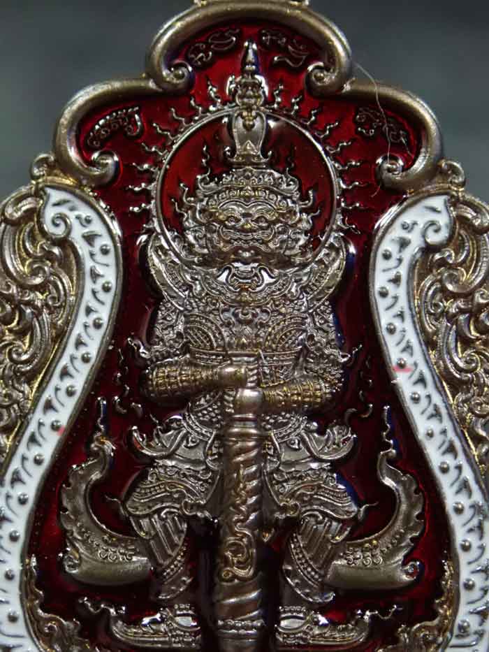 เหรียญท้าวเวสสุวรรณ รุ่นเทพประทานพร หลวงพ่อสุชาติ อภิชาโต วัดศิลาดอกไม้ จ.เพชรบูรณ์ ปี 2563 เนื้อชนวนลงยา หมายเลข 119 ขนาดพระสูง 4.5 ซ.ม. พร้อมกล่องเดิม