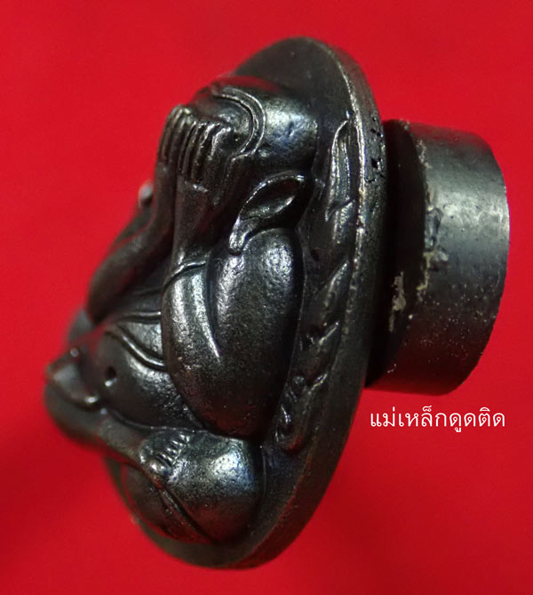 พระปิดตตาหล่อโบราณ รุ่นรวย เงิน ทอง หลวงพ่อรวย วัดมาบตาพุด จ.ระยอง ปี 2566 เนื้อเหล็กน้ำพี้ หมายเลข 155 (แม่เหล็กดูดติด)