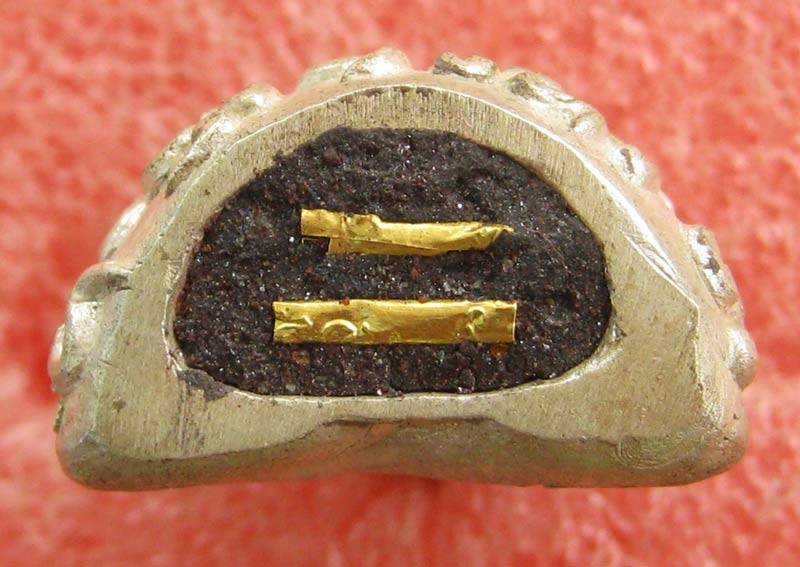 พระปิดตายันต์ยุ่ง มหายันต์มหามงคลหลวงพ่อคูณ วัดบ้านไร่ ปี 2556 รุ่นสร้างบารมี เนื้อเงิน (พิเศษตะกรุดทองคำแท้ 2 ดอก)