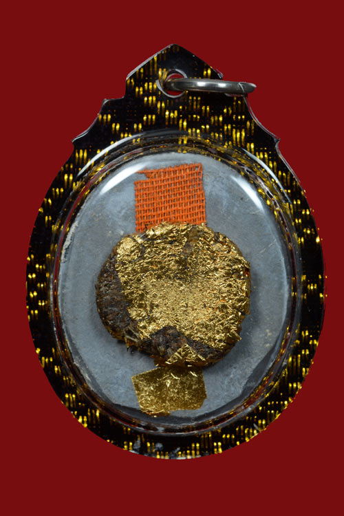 เหรียญหล่อเนื้อตะกั่วจารมือ พ่อท่านเอื้อม วัดบางเนียน จ.นครศรีธรรมราช (พิมพ์นั่งเต็มองค์)