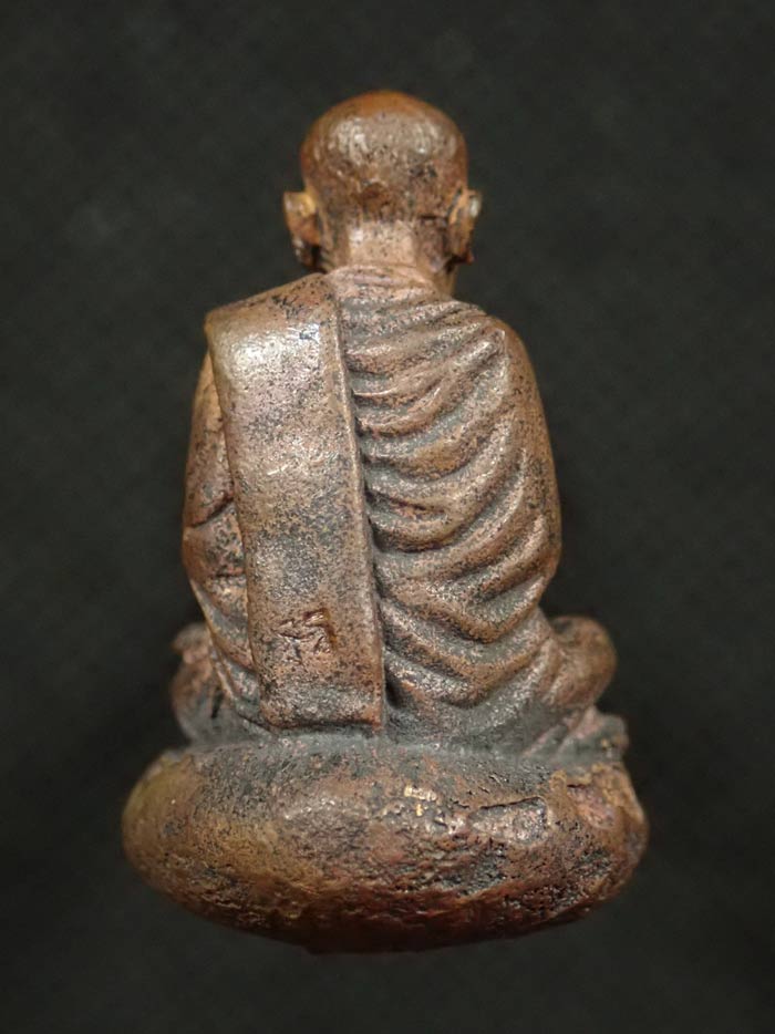 รูปหล่อสมเด็จพระพุฒาจารย์โต พรหมรังสี พิมพ์เบ้าทุบ (พิมใหญ่) วัดใหม่อมตรส บางขุนพรหม ปี 2540 เนื้อนวโลหะ อุดผงเก่าสมเด็จบางขุนพรหม หมายเลข 229 (ตอกโค๊ต/ตอกหมายเลข)